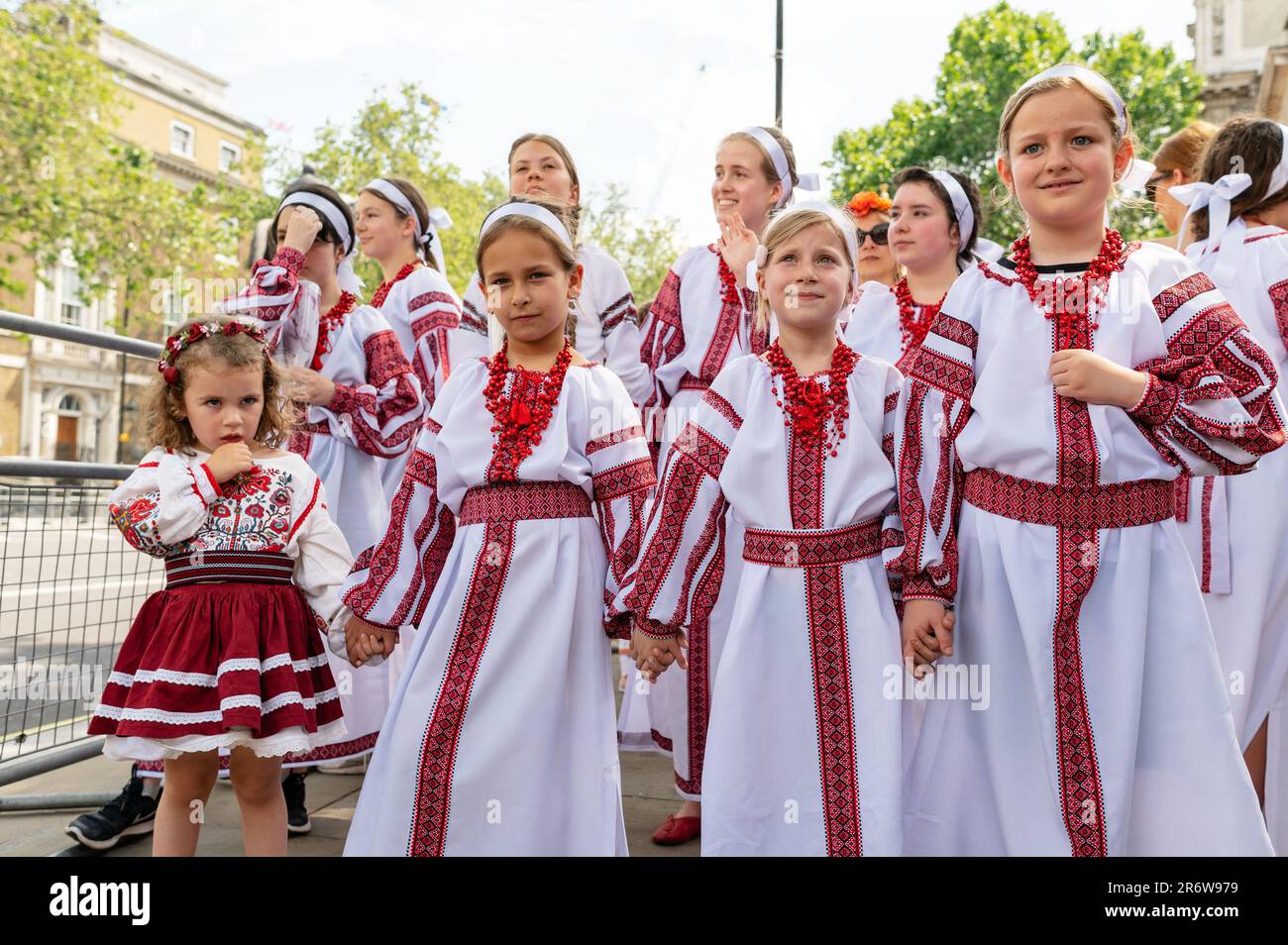 London, Großbritannien. 11. Juni 2023 Die Ukrainer marschieren von der Downing Street in Wyschywanka traditioneller ukrainischer Kleidung, um gegen den Krieg in der Ukraine zu protestieren. Kredit: Andrea Domeniconi/Alamy News Stockfoto