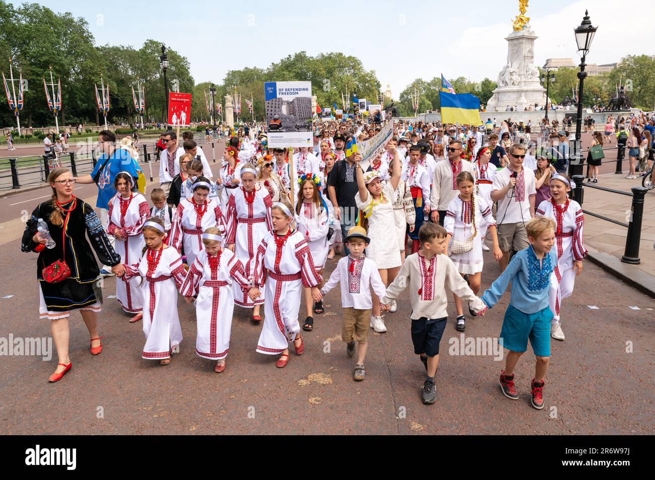 London, Großbritannien. 11. Juni 2023 Die Ukrainer marschieren von der Downing Street in Wyschywanka traditioneller ukrainischer Kleidung, um gegen den Krieg in der Ukraine zu protestieren. Kredit: Andrea Domeniconi/Alamy News Stockfoto