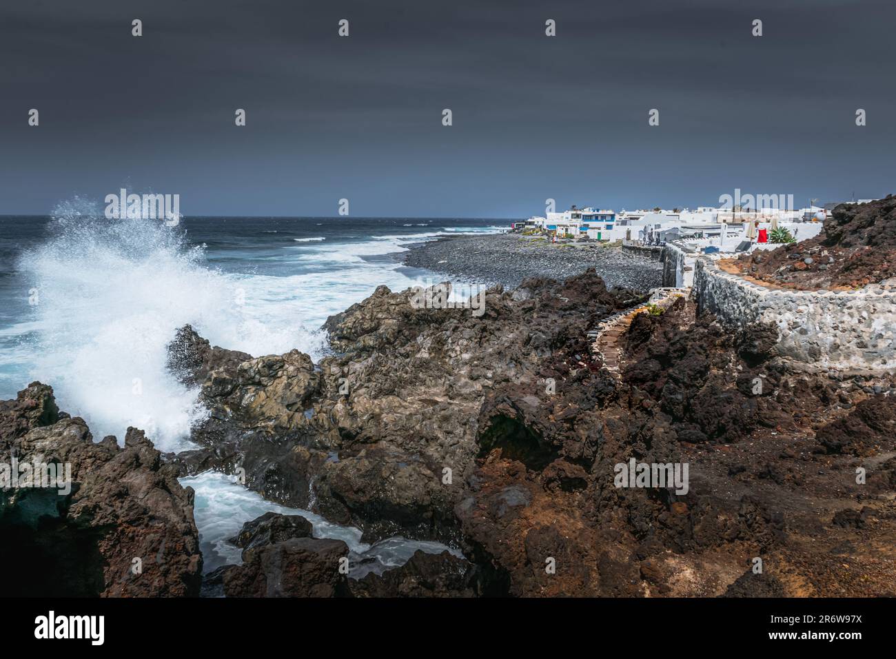 Große Vawes brechen in der Nähe von El Golfo Village, Lanzarote Stockfoto