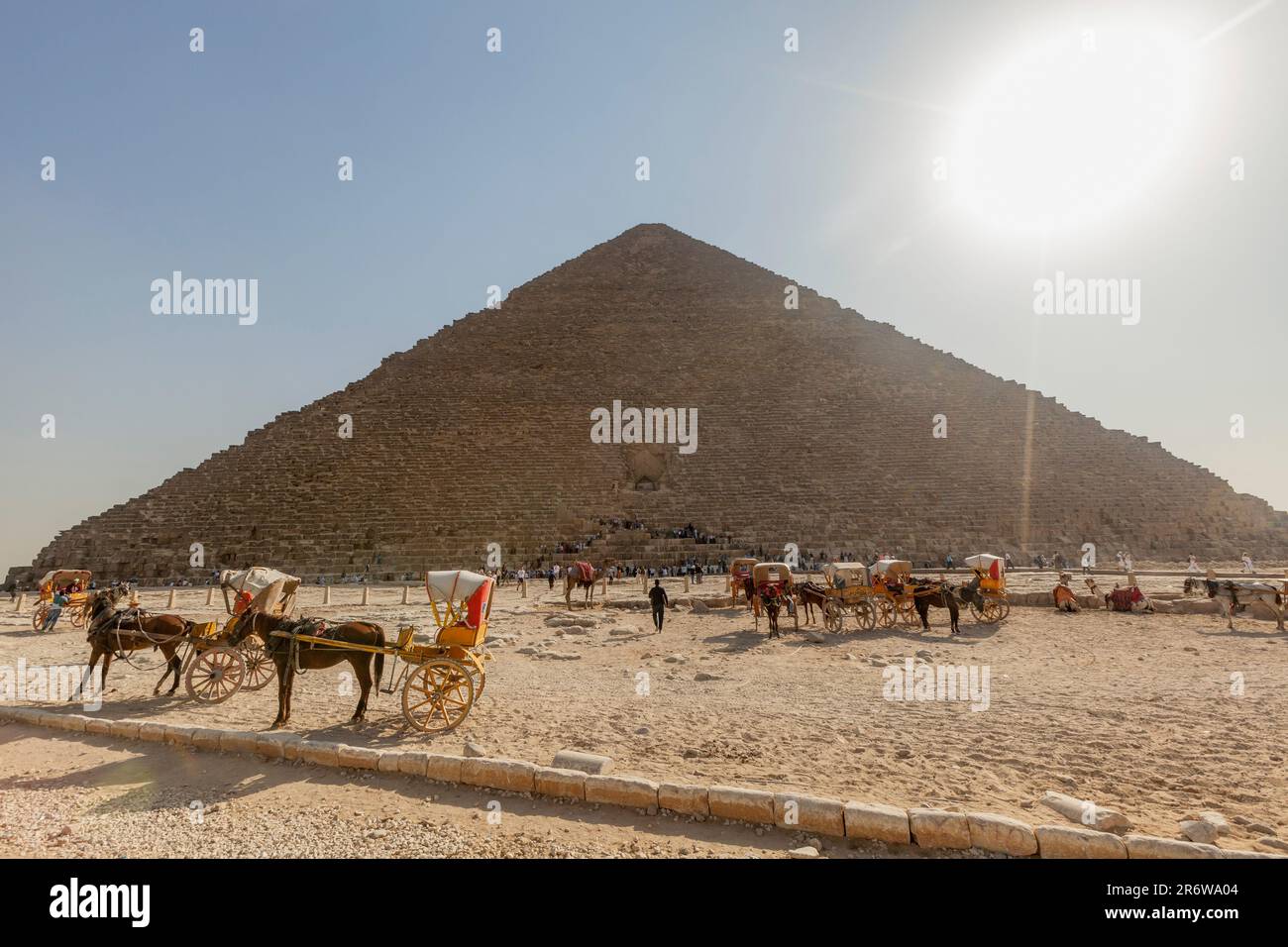Pferdekutschenfahrten an der Pyramide von Khufu in Gizeh in Kairo Stockfoto