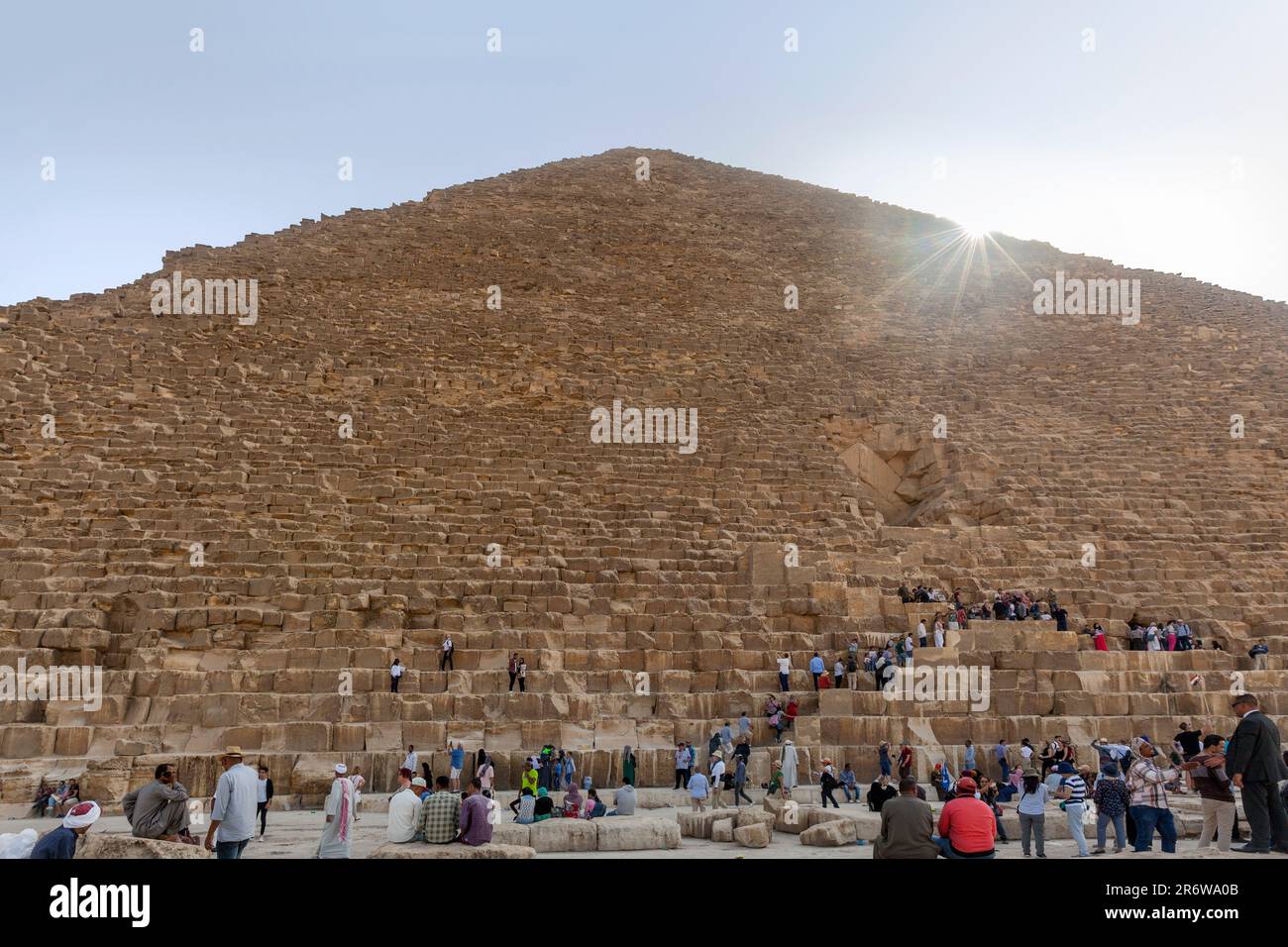 Touristen klettern die Stufen der Pyramide von Khufu in Gizeh in Kairo Stockfoto