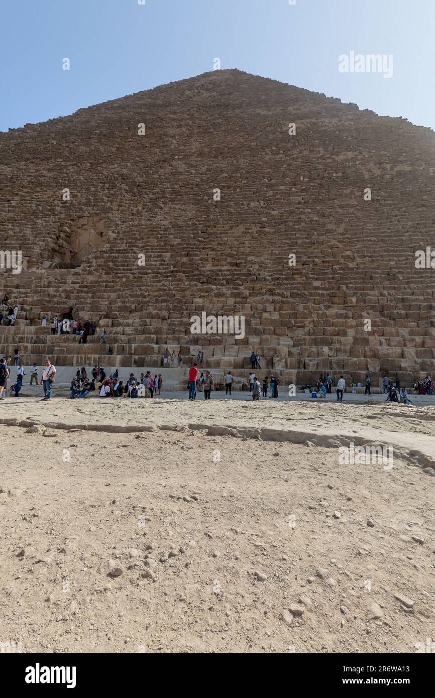 Touristen an der Pyramide von Khufu in Gizeh in Kairo Stockfoto