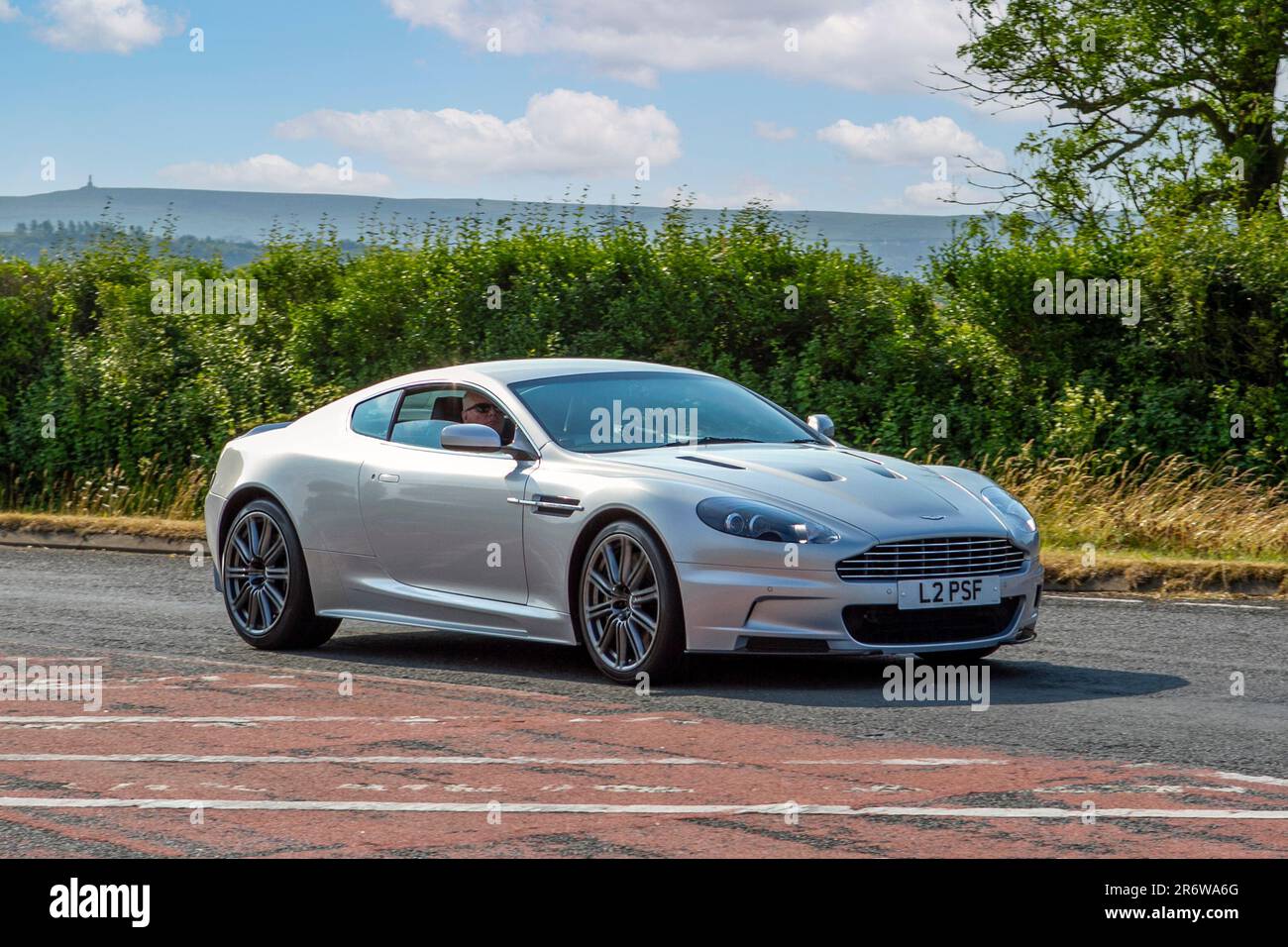 Ein Aston Martin DBS V12 2+2 Auto V12 Touchtronic II Silver Car Coupe Benzinfahrzeug auf der Classic & Performance Motor Show im Hoghton Tower Stockfoto