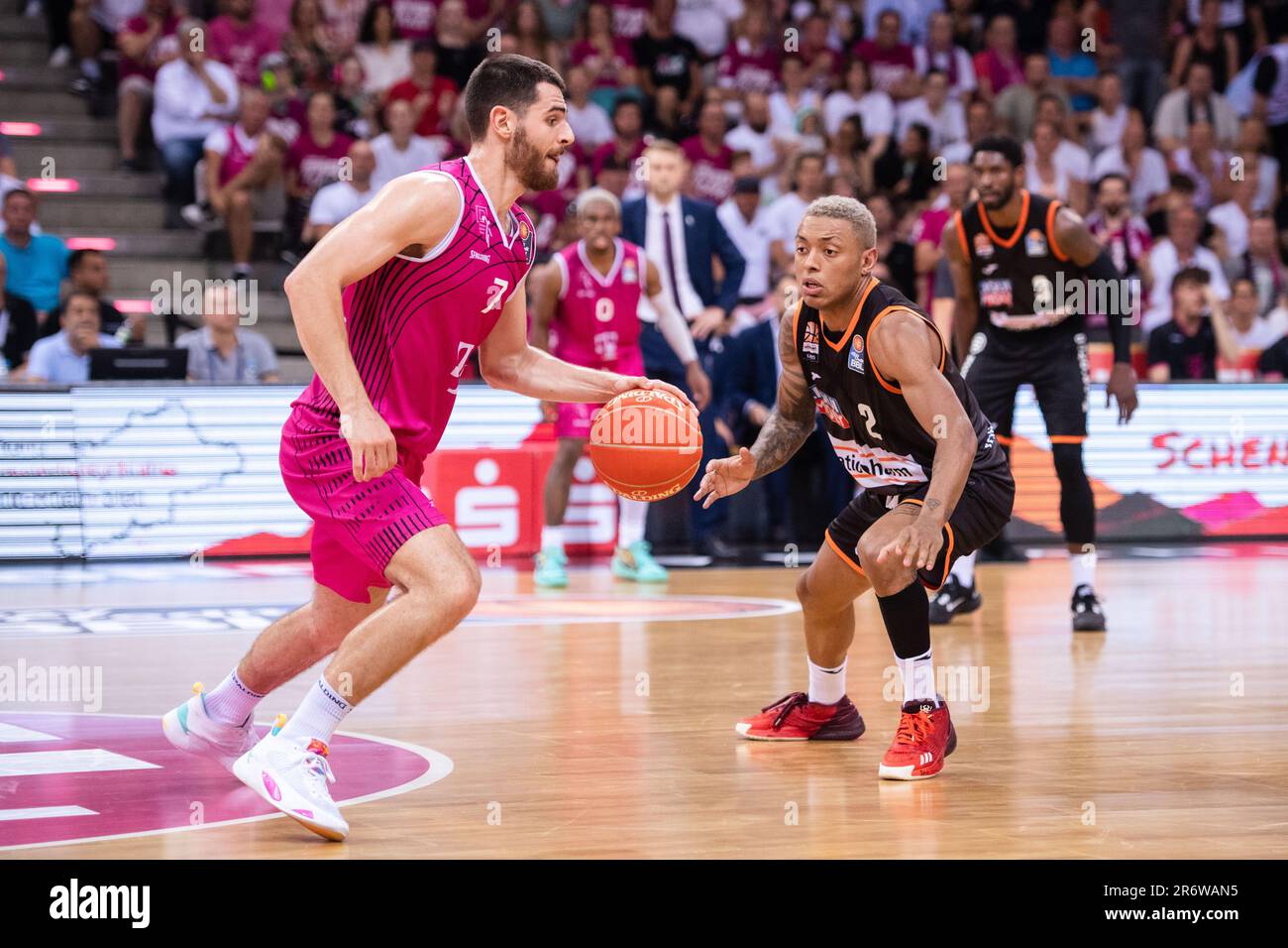 Bonn, Deutschland. 11. Juni 2023. Basketball: Bundesliga, Telekom Baskets Bonn - ratiopharm Ulm, Meisterschaftsrunde, Finale, Spieltag 2, Telekom Dome. Bonns Sebastian Herrera (l) und Ulms Yago Mateus dos Santos kämpfen um den Ball. Kredit: Marius Becker/dpa/Alamy Live News Stockfoto