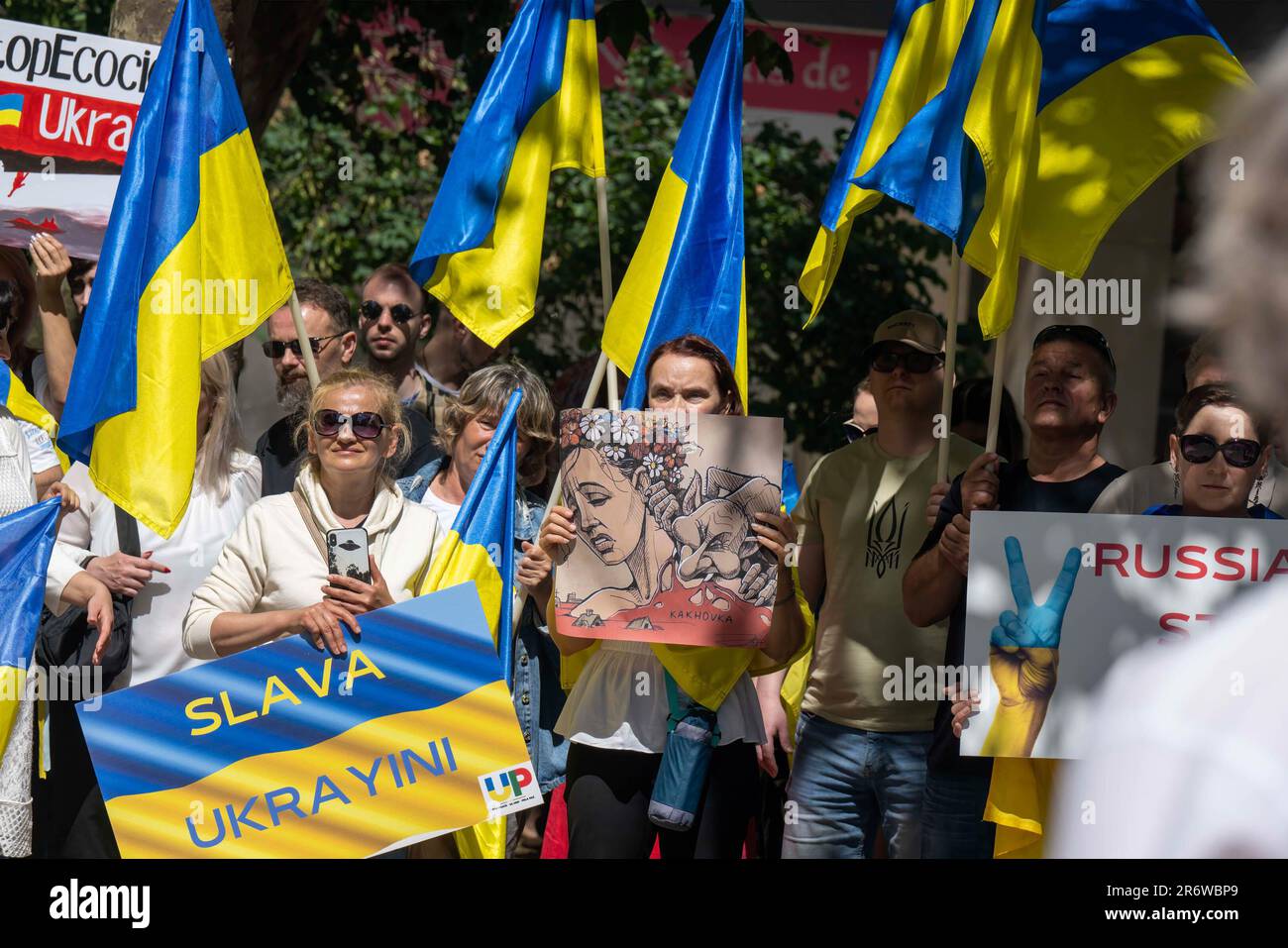 Lissabon, Portugal. 11. Juni 2023. Aktivisten halten ukrainische Flaggen und Anti-Kriegs-Plakate während einer Kundgebung in der Nähe der russischen Botschaft in Lissabon. Dieser Protest wurde von der Vereinigung der Ukrainer in Portugal einberufen und zielt darauf ab, Russlands Kriegsverbrechen in der Ukraine, insbesondere den mit der Zerstörung der natürlichen Ressourcen der Region verbundenen Ökozid, hervorzuheben sowie Gerechtigkeit, Rechenschaftspflicht und Achtung der Menschenrechte zu fordern. Kredit: SOPA Images Limited/Alamy Live News Stockfoto