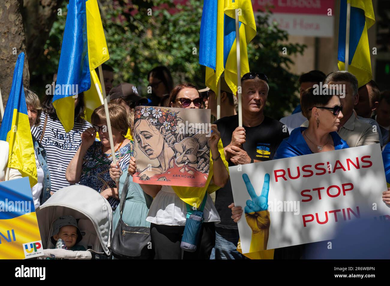 Lissabon, Portugal. 11. Juni 2023. Aktivisten halten ukrainische Flaggen und Anti-Kriegs-Plakate während einer Kundgebung in der Nähe der russischen Botschaft in Lissabon. Dieser Protest wurde von der Vereinigung der Ukrainer in Portugal einberufen und zielt darauf ab, Russlands Kriegsverbrechen in der Ukraine, insbesondere den mit der Zerstörung der natürlichen Ressourcen der Region verbundenen Ökozid, hervorzuheben sowie Gerechtigkeit, Rechenschaftspflicht und Achtung der Menschenrechte zu fordern. Kredit: SOPA Images Limited/Alamy Live News Stockfoto