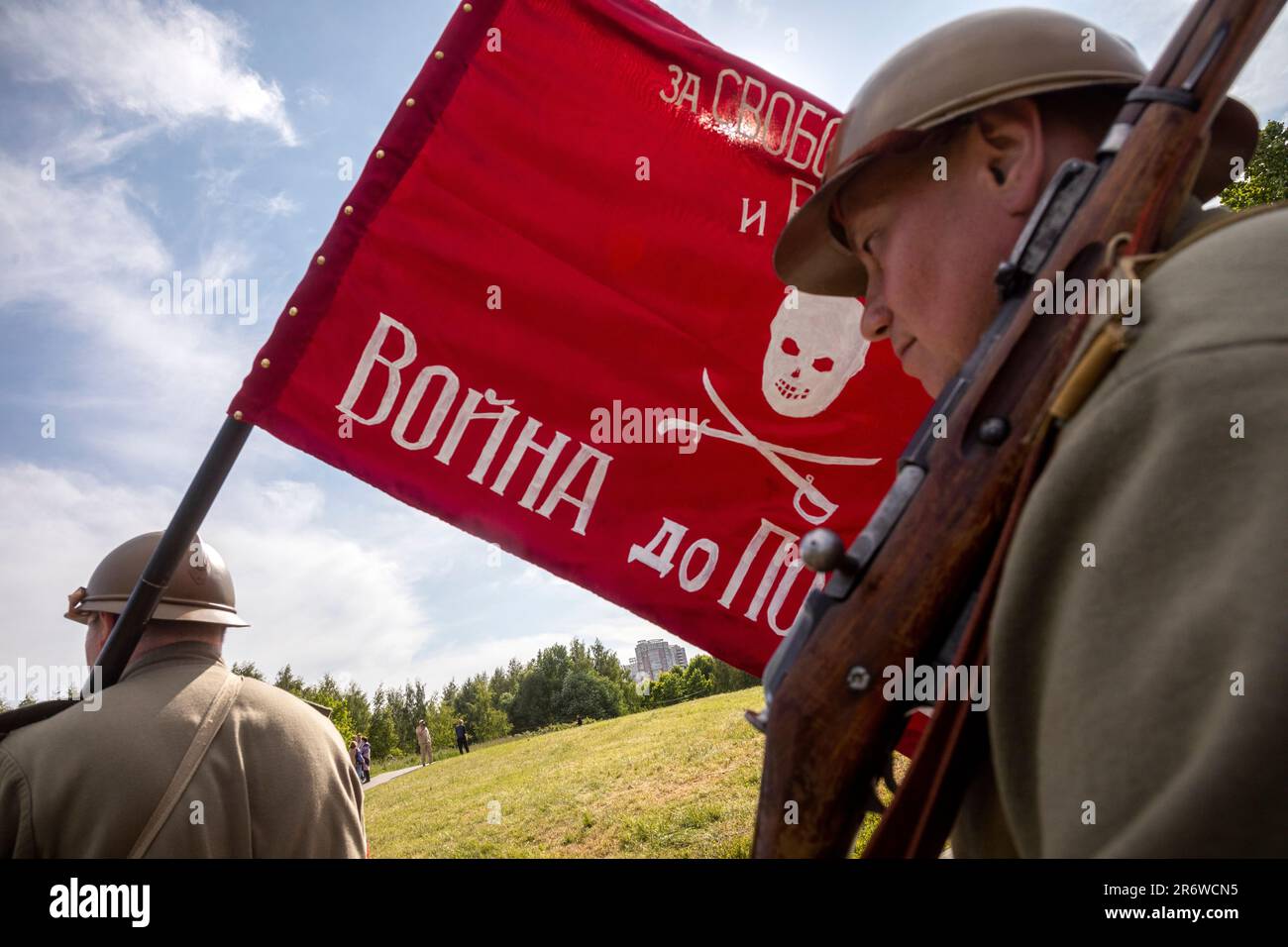 Moskau, Russland. 11. Juni 2023. Soldaten in Uniform des Schockregiments (künftig Volunteer Army) der kaiserlichen russischen Armee des Ersten Weltkriegs während des Festivals der historischen Nachstellungen mit dem Titel "Times and Epochs" im Moskauer Park, Russland. Russische Armee-Schockeinheiten sind ausgewählte Einheiten, die während des Ersten Weltkriegs in der russischen Armee gebildet wurden, um die Verteidigung des Feindes in einem Lagerkrieg zu durchbrechen. Stockfoto