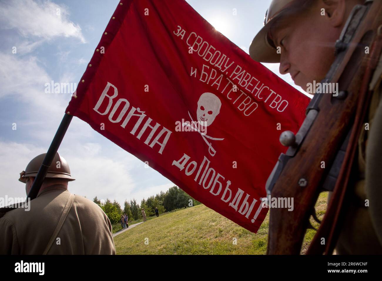 Moskau, Russland. 11. Juni 2023. Soldaten in Uniform des Schockregiments (künftig Volunteer Army) der kaiserlichen russischen Armee des Ersten Weltkriegs während des Festivals der historischen Nachstellungen mit dem Titel "Times and Epochs" im Moskauer Park, Russland. Russische Armee-Schockeinheiten sind ausgewählte Einheiten, die während des Ersten Weltkriegs in der russischen Armee gebildet wurden, um die Verteidigung des Feindes in einem Lagerkrieg zu durchbrechen. Stockfoto