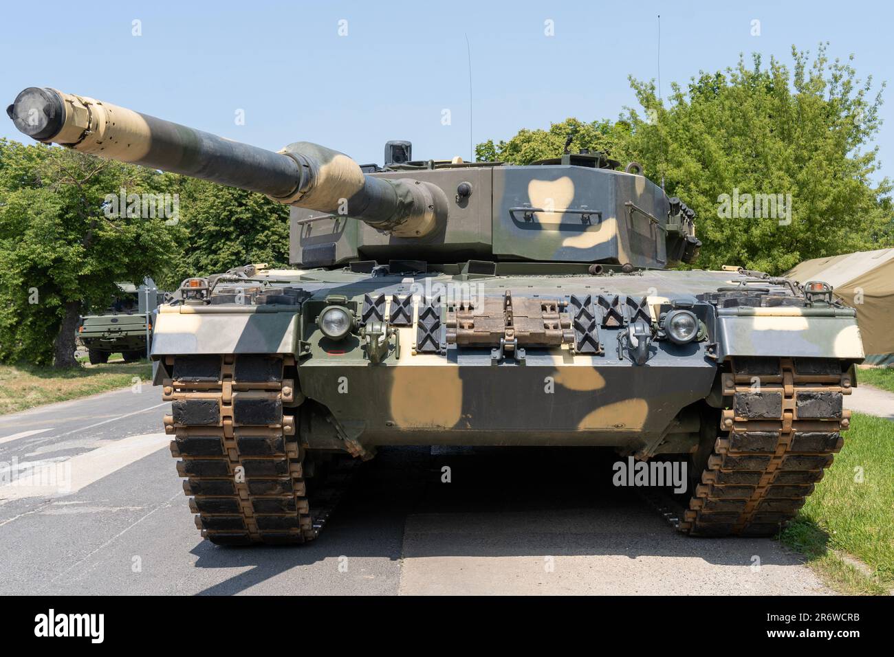 Leopardentank 2A4 mit Tarnfarbe Stockfoto