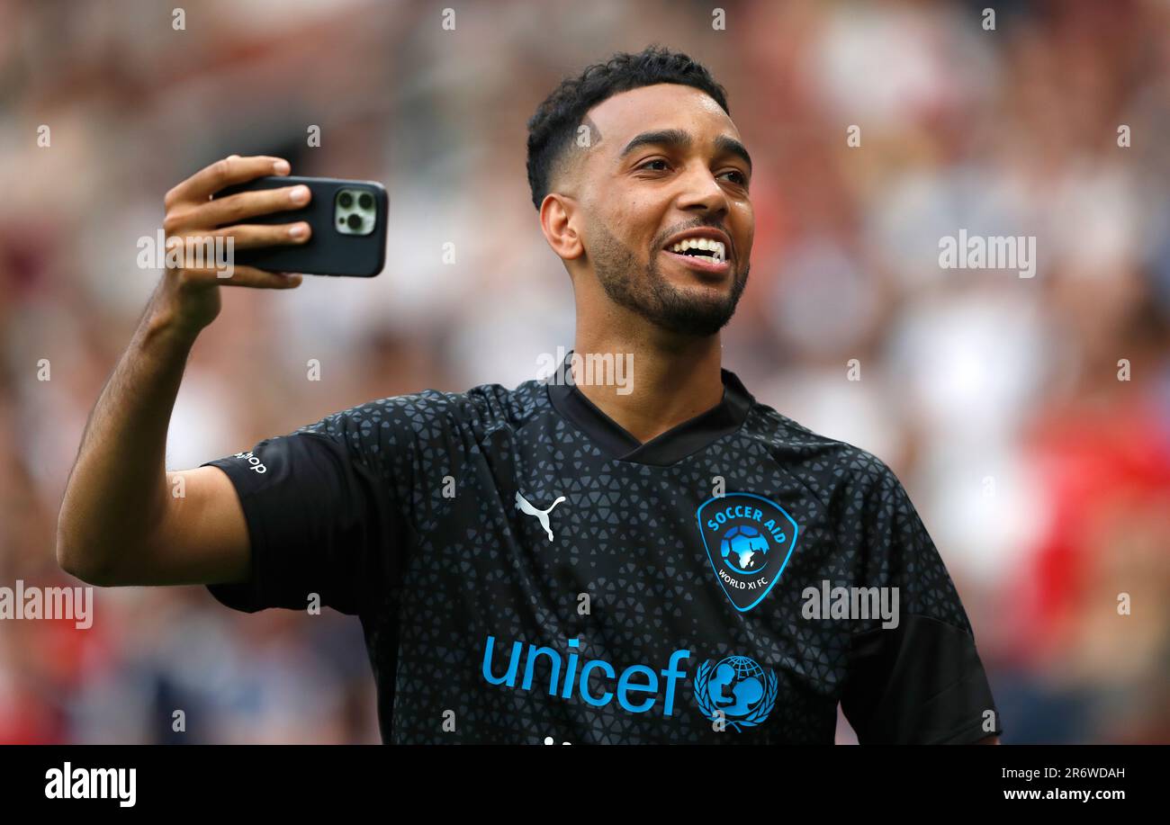 Niko Omilana von Soccer Aid World XI macht ein Foto vor Soccer Aid für