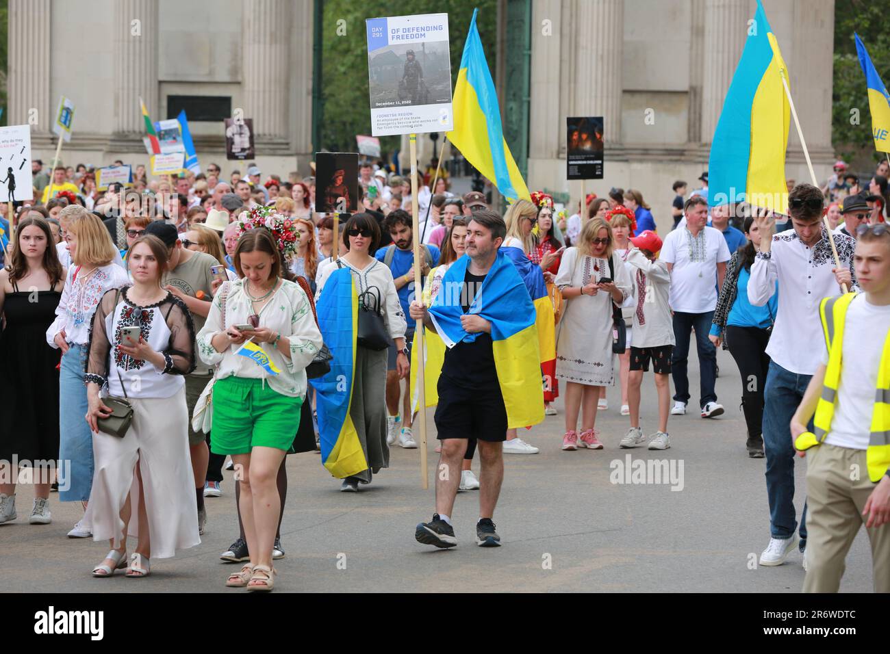 London, Großbritannien. 11. Juni 2023 Ukrainische Vyshyvanka marschiert von der Downing Street zur Holland Park Avenue (Statue St. Volodymyr). Die Ukrainer marschieren durch das Zentrum Londons und tragen traditionelle gestickte Kleidung, auch bekannt als Vyshyvanka, was ihre Verbundenheit mit der Idee der nationalen Identität zeigt. Kredit: Waldemar Sikora/Alamy Live News Stockfoto