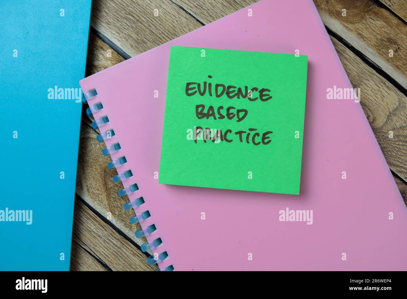 Konzept der evidenzbasierten Praxis Schreiben auf Haftnotizen isoliert auf Holztisch. Stockfoto