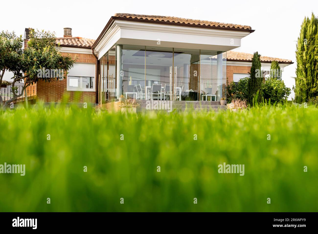 Eingang zum privaten Haus mit Veranda und Blick auf den Garten Stockfoto