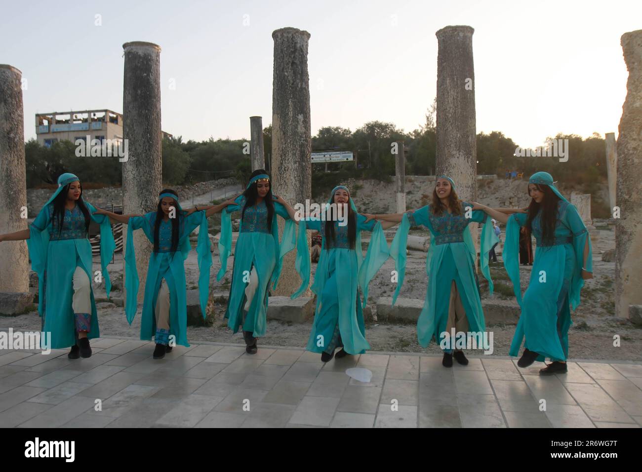 Mädchen aus der Jerusalem Art Ambassadors Band tanzen während des „I am stay“-Festivals in der antiken Stadt Sebastia, westlich von Nablus, im besetzten Westjordanland. Die Stadt Sebastia ist eine der ältesten und wichtigsten archäologischen Stätten im nördlichen Westjordanland und zieht Touristen an. Aber es steht derzeit vor einer Bedrohung durch jüdische Siedler, wo der Anteil der Touristen, die kommen, aus Angst vor Angriffen jüdischer Siedler auf den Stätten abnimmt. (Foto: Nasser Ishtayeh/SOPA Images/Sipa USA) Stockfoto