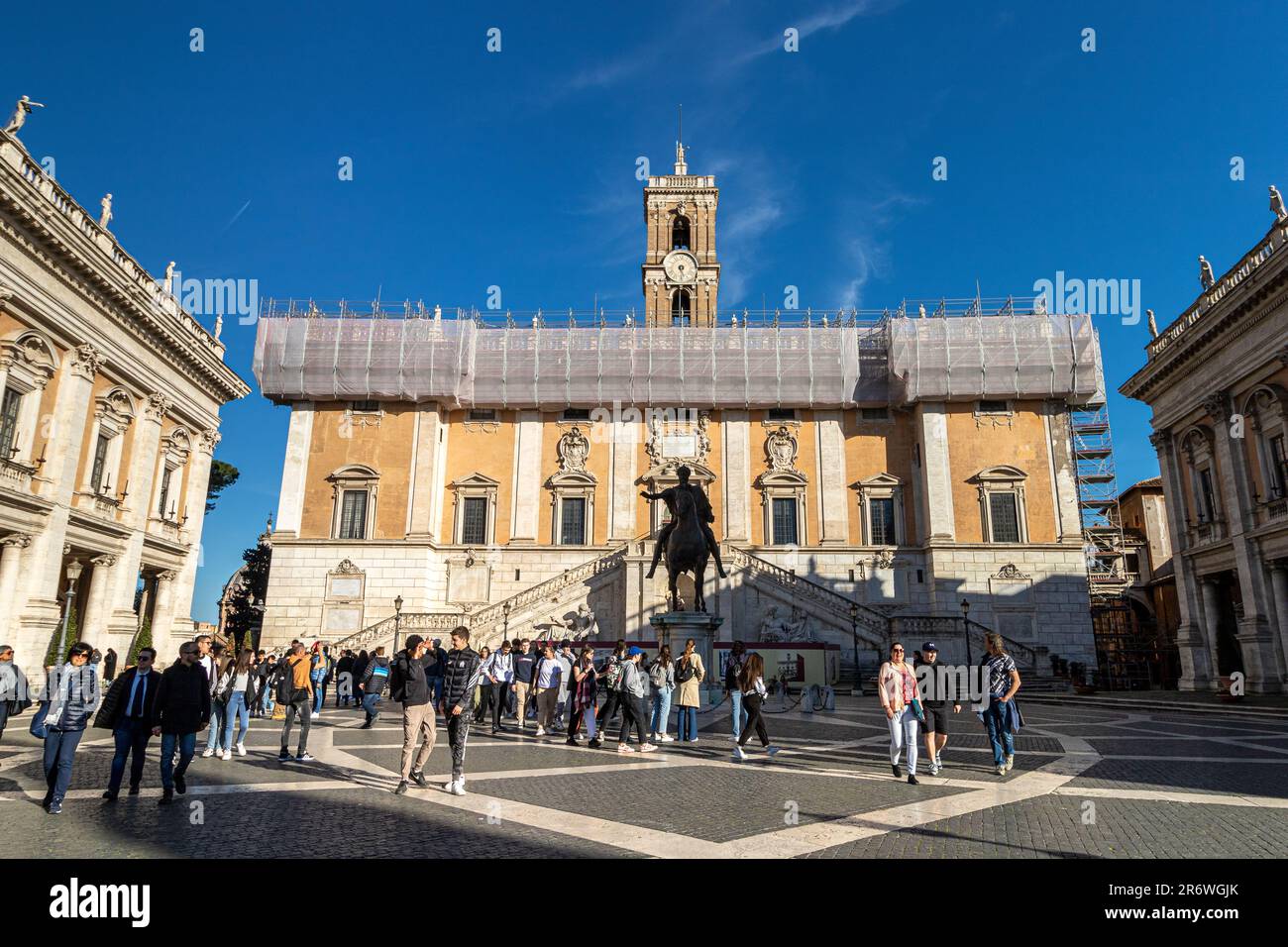 Auf der Piazza del Campidoglio, einem von Michelangelo wunderschön entworfenen öffentlichen Platz auf dem antiken Kapitolshügel, Rom, Italien, zu Fuß zu erreichen Stockfoto