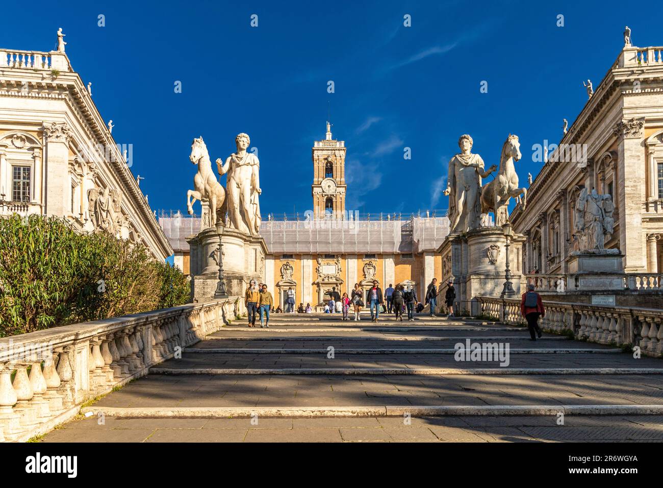 Die Stufenrampe führt zur Piazza del Campidoglio, mit den kolossalen Statuen Castor und Pollux auf dem Gipfel, Kapitolshügel, Rom, Italien Stockfoto