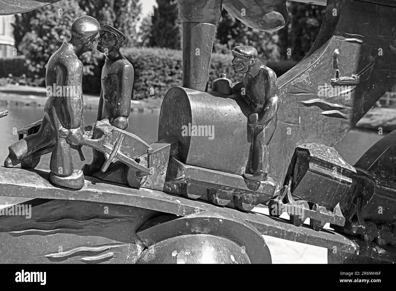 rotterdam, niederlande - 2023-05-31: Details des Denkmals g j de jongh (1845-1917) (1928/1935) im Museumspark - Männer, die mit dem Bau von Häfen beschäftigt sind Stockfoto