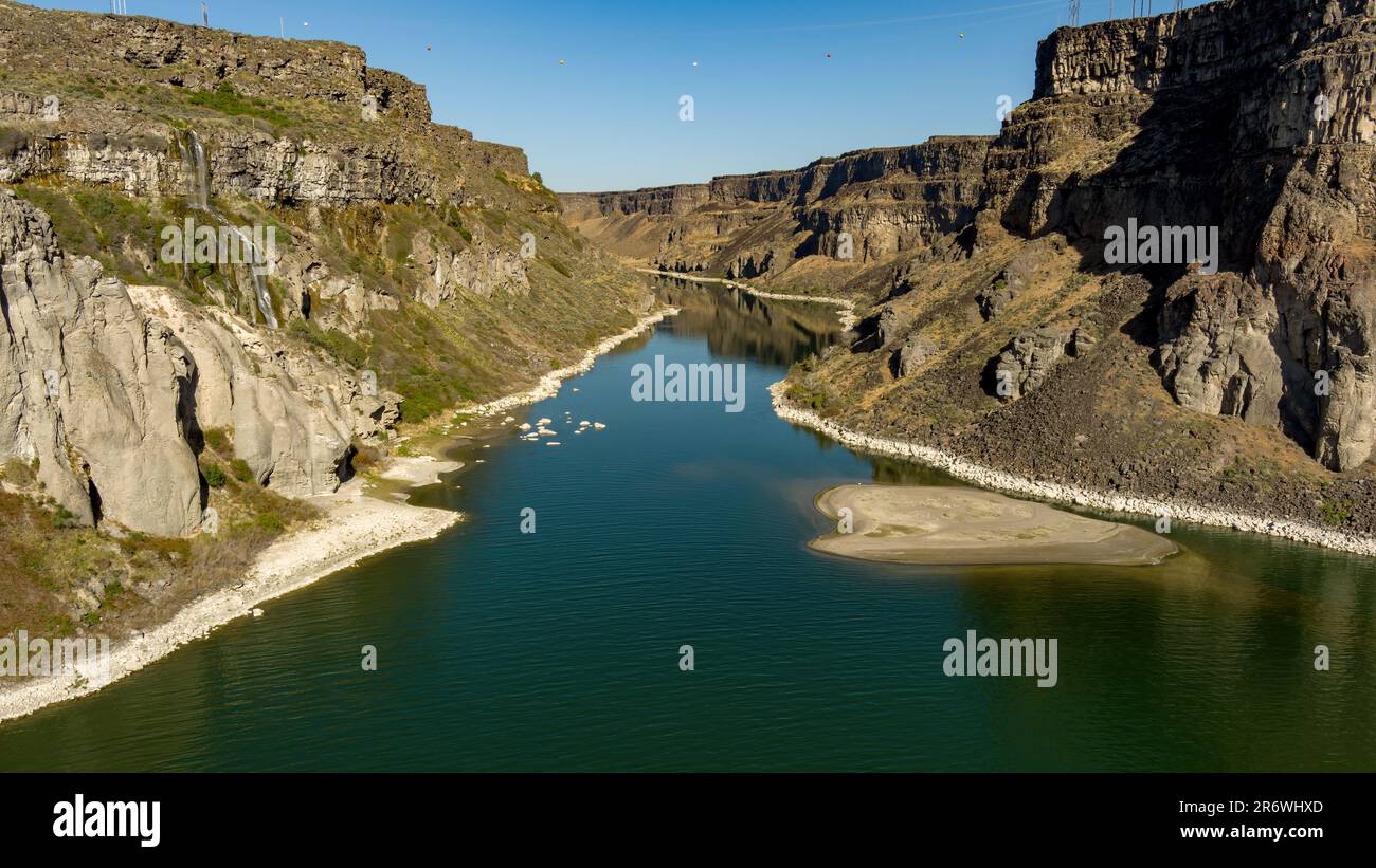 Wunderschöner Snake River Canyon mit blauem Himmel und Klippenreflexionen Stockfoto