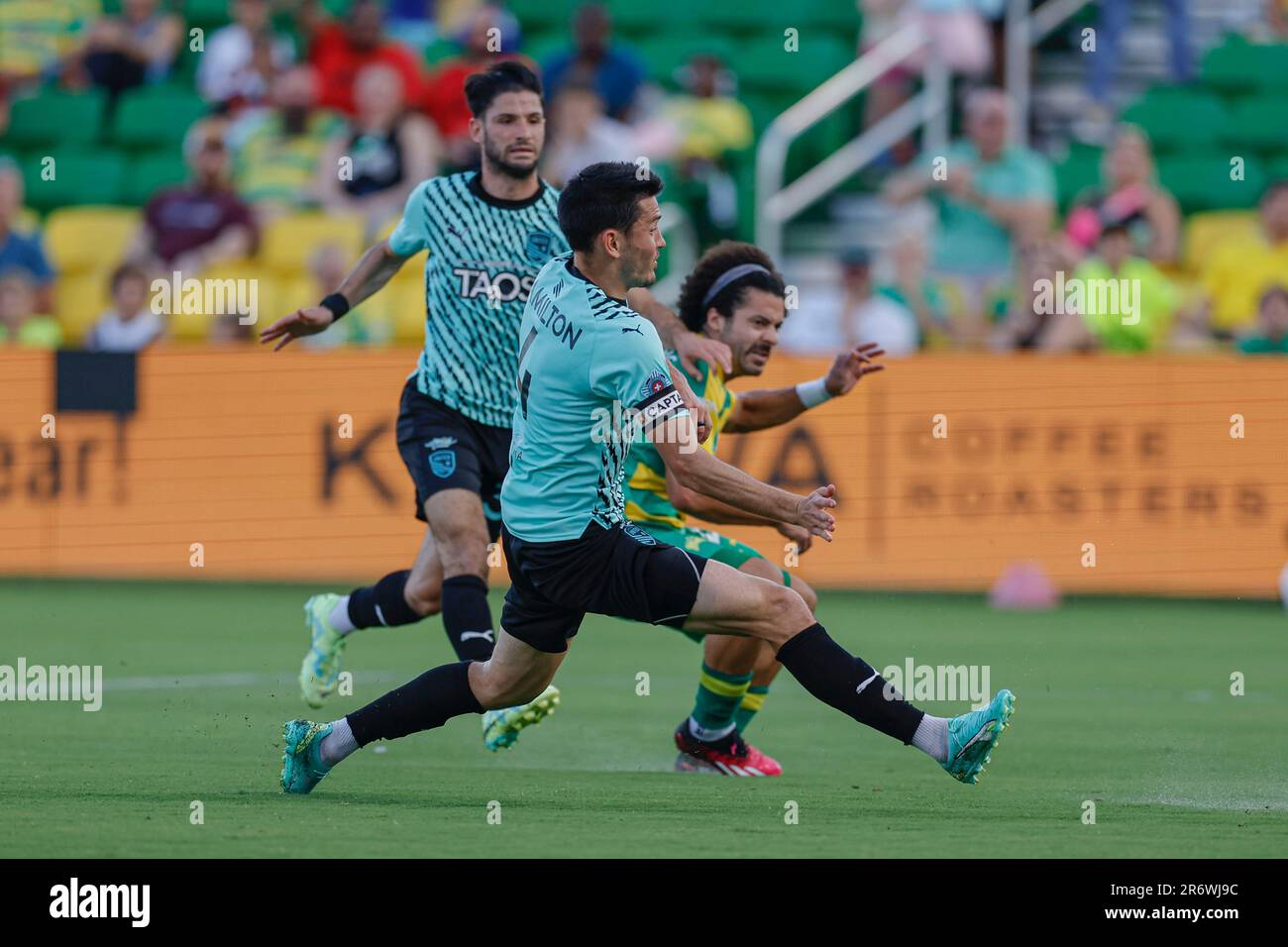 St. Petersburg, Florida: Der Mittelfeldspieler Ryan Spaulding (34) von Tampa Bay Rowdies schießt und schießt das erste Tor, während er von New Mexico United Defense verteidigt wird Stockfoto
