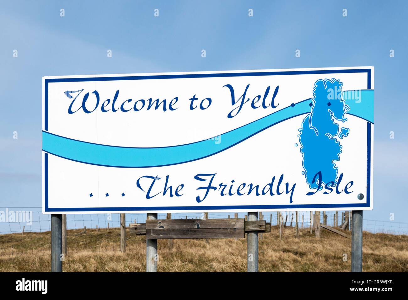 Schild mit der Aufschrift Welcome to Yell, The Friendly Isle am Fährterminal Ulsta auf der Shetland Insel Yell. Stockfoto