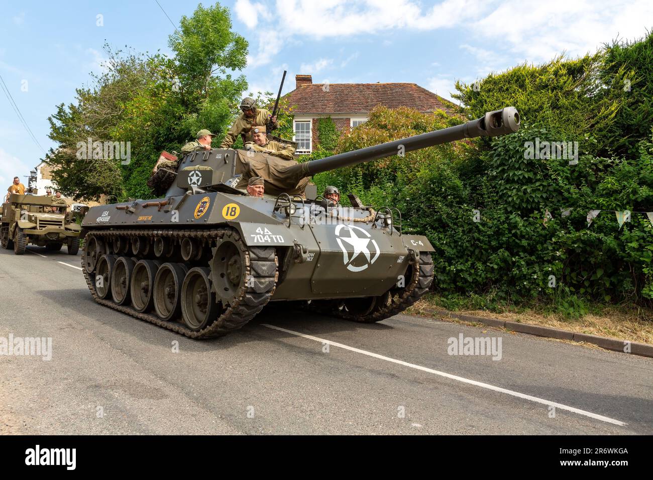American T18 Hellcat Tank bei der Southwick Revival A D Day Veranstaltung in Southwick Hampshire. Ein bemanntes Fahrzeug, das auf einer Landstraße fährt. Stockfoto