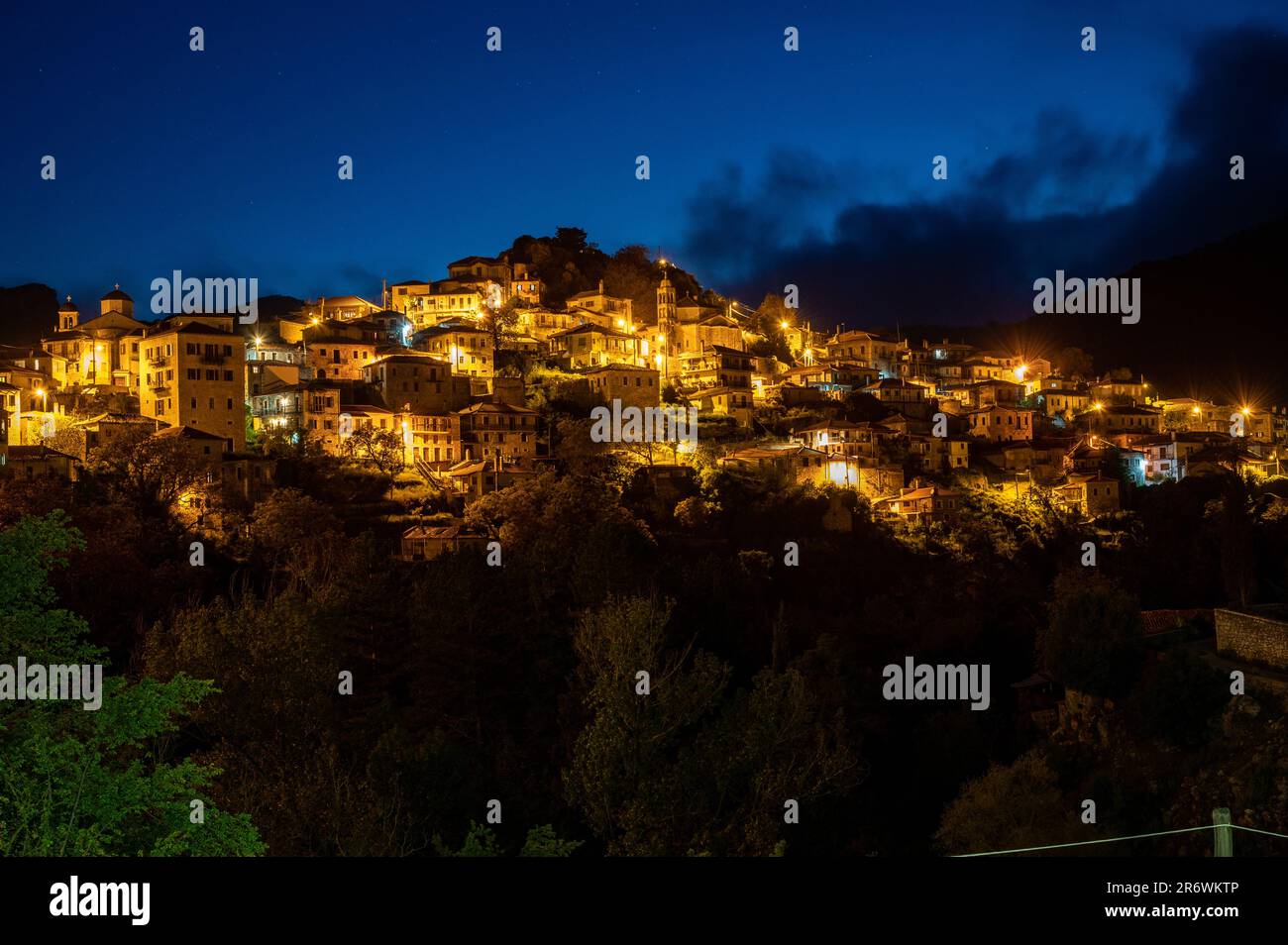 Bergdorf Dimitsana in den Bergen von Peloponnes in Griechenland bei Nacht Stockfoto