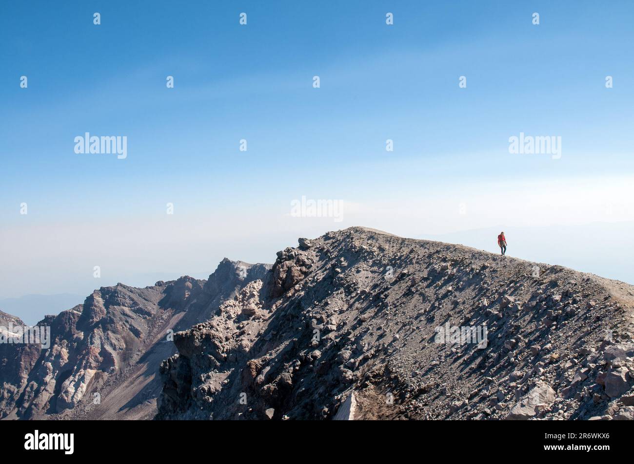 Wanderer nähern sich dem Gipfel des Mount Saint Helens, Washington. Stockfoto