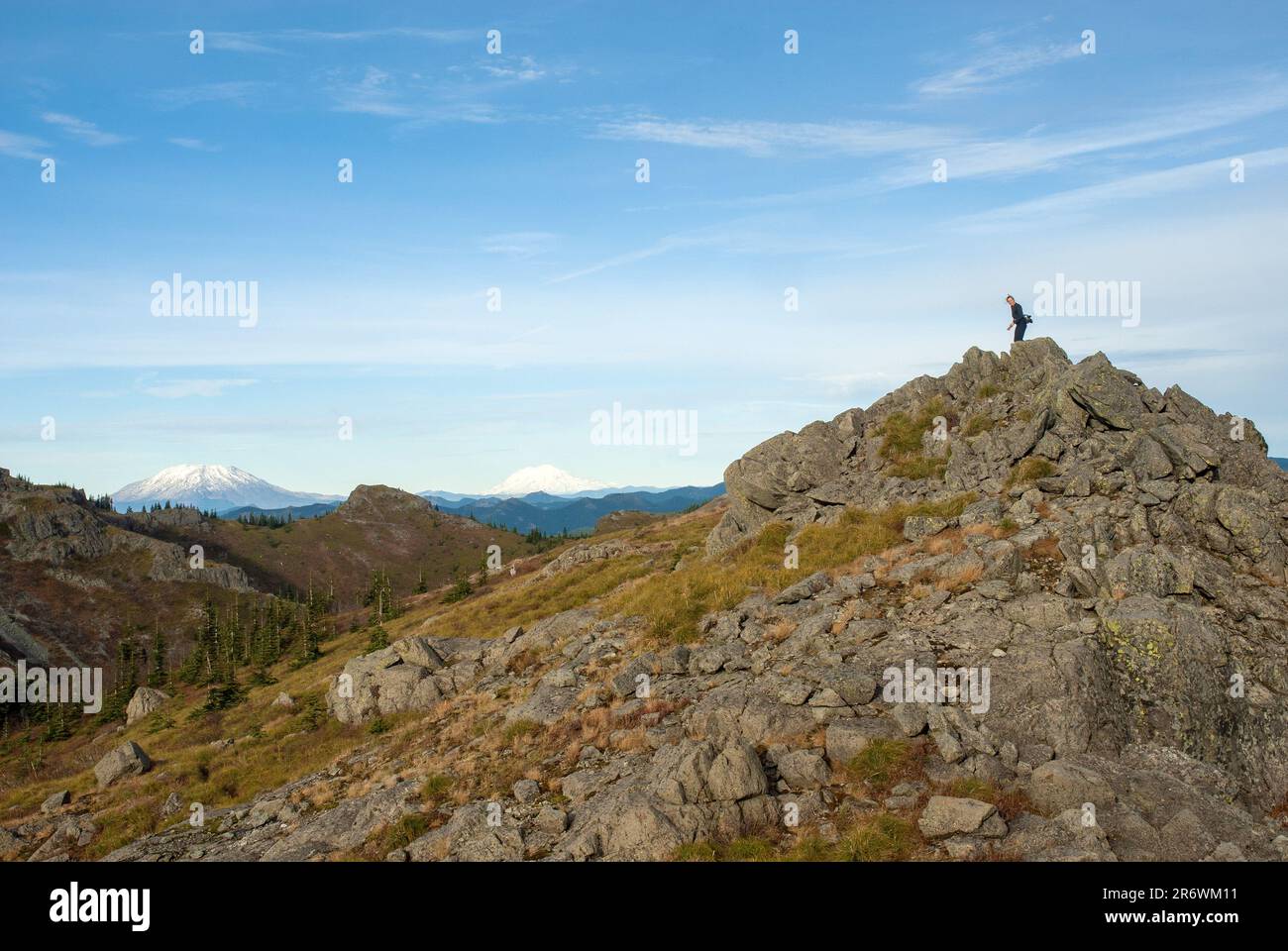 Eine Frau, die über den Gipfel des Silver Star Mountain in Washington wandert. USA Stockfoto