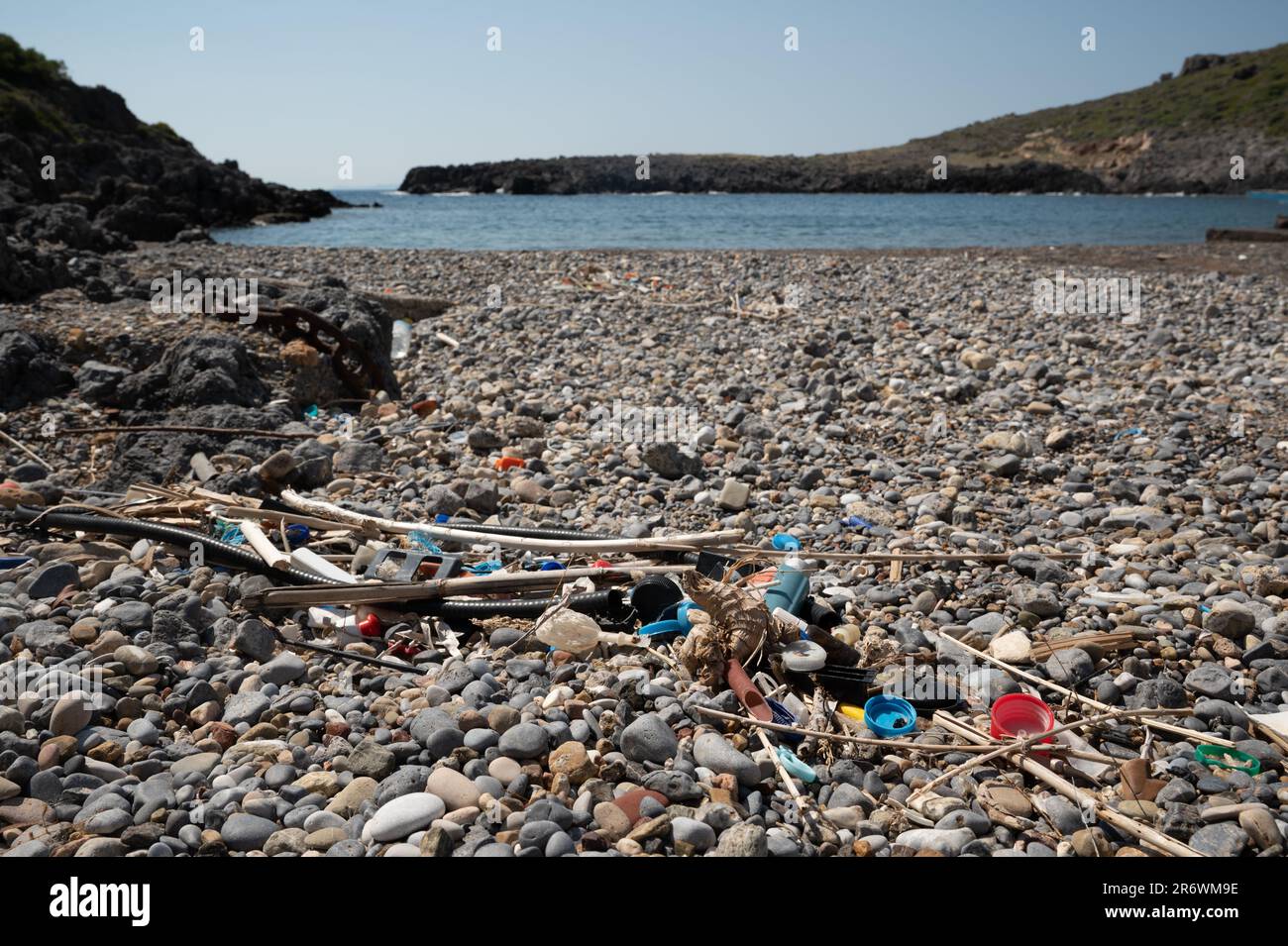 Angespülter Plastikabfall (Ozean Plastik) an einem Strand, der die Ozeane verschmutzt Stockfoto