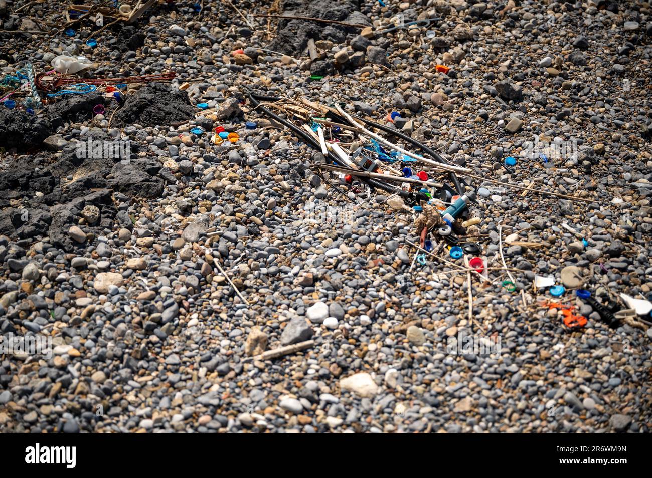 Angespülter Plastikabfall (Ozean Plastik) an einem Strand, der die Ozeane verschmutzt Stockfoto
