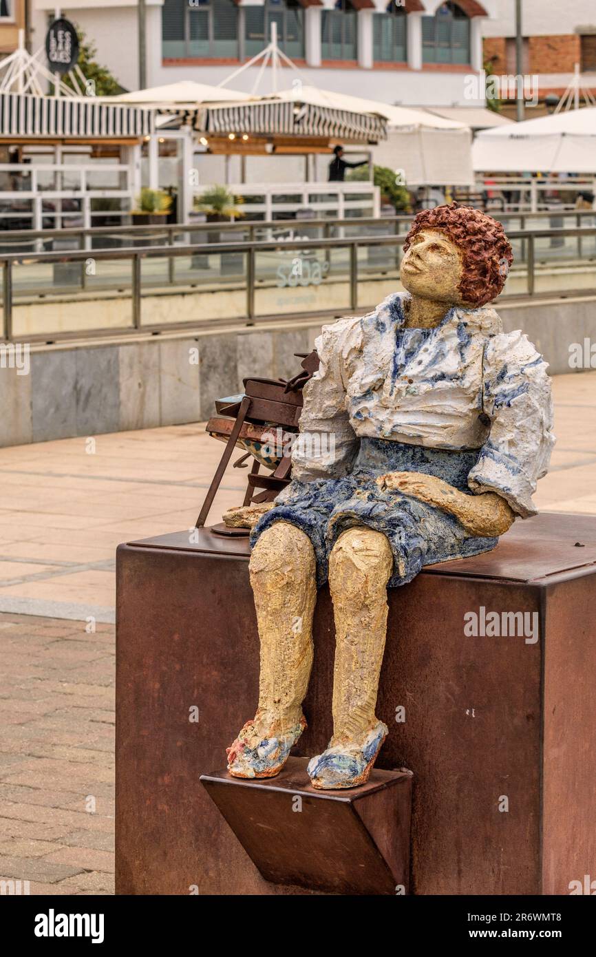Städtische Skulptur in der Pla de les Serenes an der Promenade von Cambrils aus dem Jahr 2011 vom Künstler David Callau. Costa Daurada, Tarragona, Spanien. Stockfoto