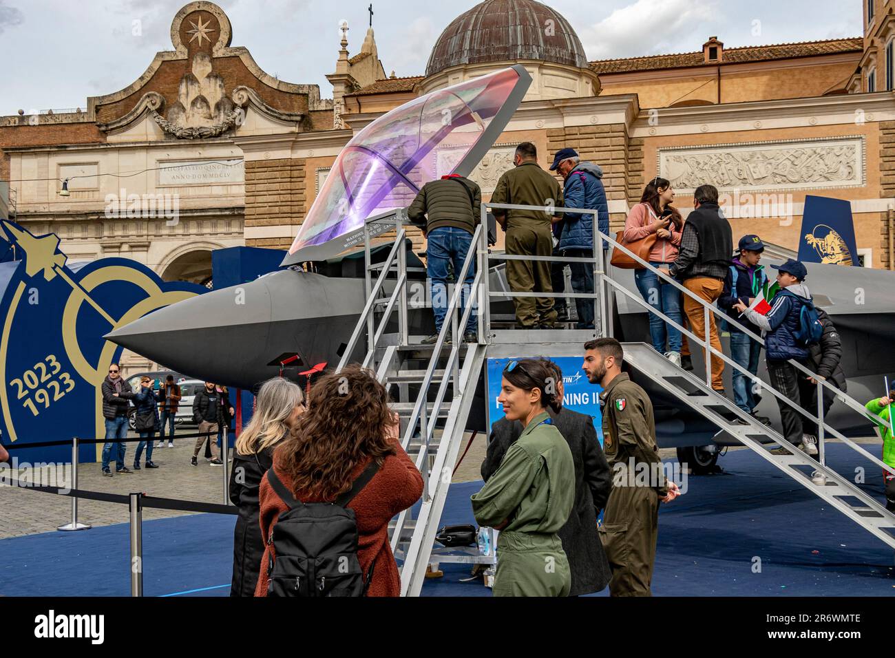 Menschen auf einem F35-Blitz bei einer öffentlichen Veranstaltung zur Feier des hundertjährigen Bestehens der italienischen Luftwaffe, 1923-2023, auf der Piazza del Popolo, Rom, Italien Stockfoto