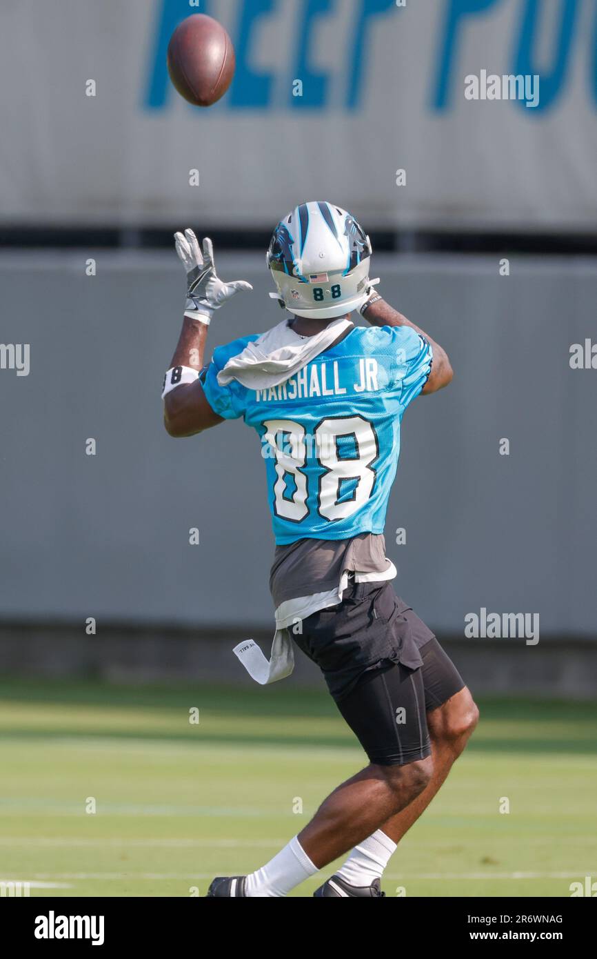 Carolina Panthers Wide Receiver Terrace Marshall (88) hält einen Empfang während des Minicamps im Bank of America Stadium am Donnerstag, den 8. Juni 2022, in Charlotte. ÖFFNER (Brian Villanueva/Image of Sport) Stockfoto