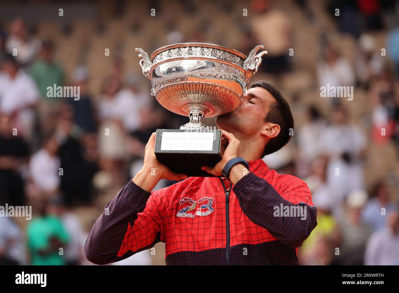 Paris, Frankreich. 11. Juni 2023. Novak Djokovic aus Serbien küsst seine Trophäe, nachdem er am Sonntag, den 11. Juni 2023, bei den French Tennis Open in Paris, Frankreich, sein Finalspiel gegen Casper Ruud aus Norwegen gewonnen hat. Djokovic gewann den Wettbewerb 7-6, 6-3, 7-5. Foto: Maya Vidon-White/UPI Credit: UPI/Alamy Live News Stockfoto