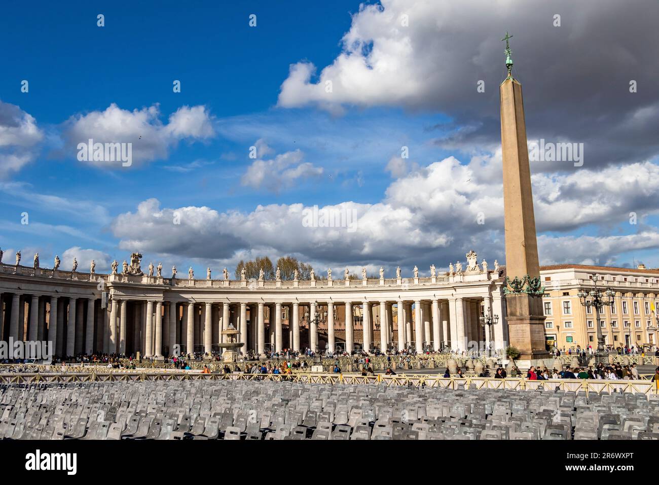 Reihen leerer Plastikstühle vor dem Obelisken auf dem Petersplatz, Vatikanstadt Stockfoto