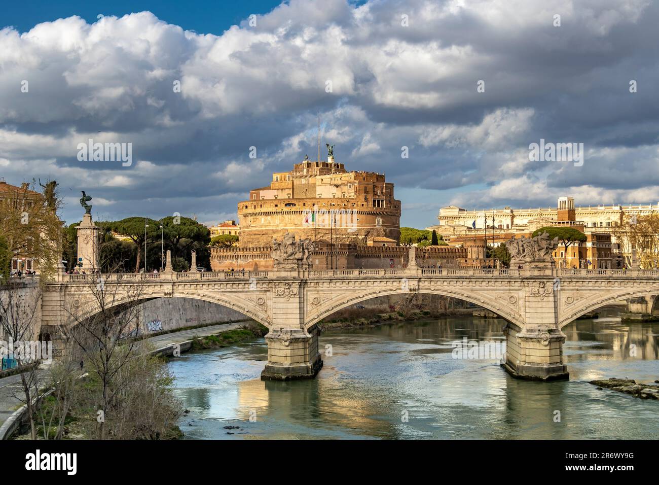 Brücke Ponte Vittorio Emanuele II über den Tiber mit Castel Sant'Angelo im Hintergrund, Rom, Italien Stockfoto