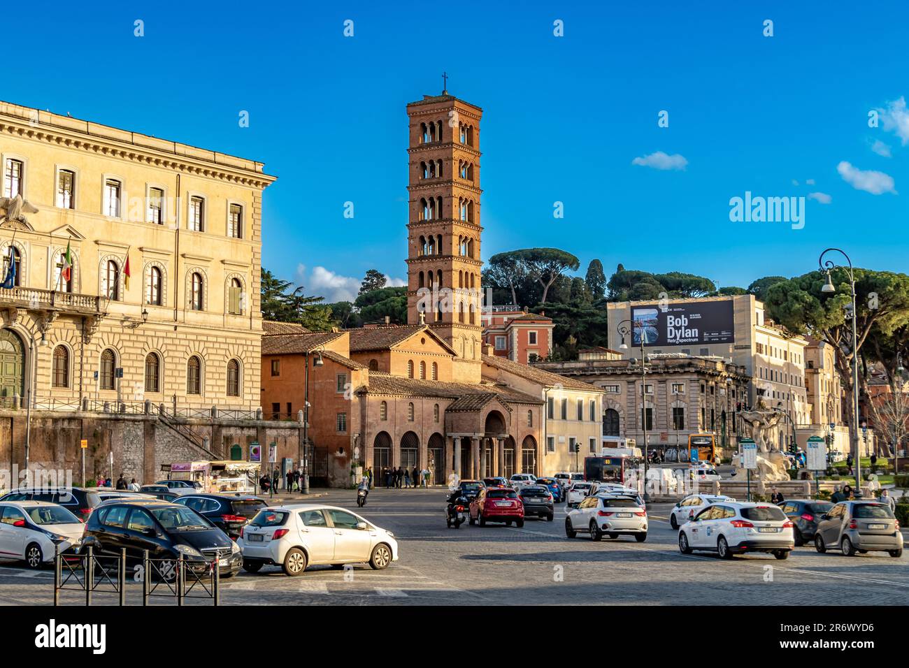 Die mittelalterliche Fassade von Santa Maria in Cosmedin mit dem Glockenturm auf der Piazza della Bocca della Verità, Rom, Italien Stockfoto