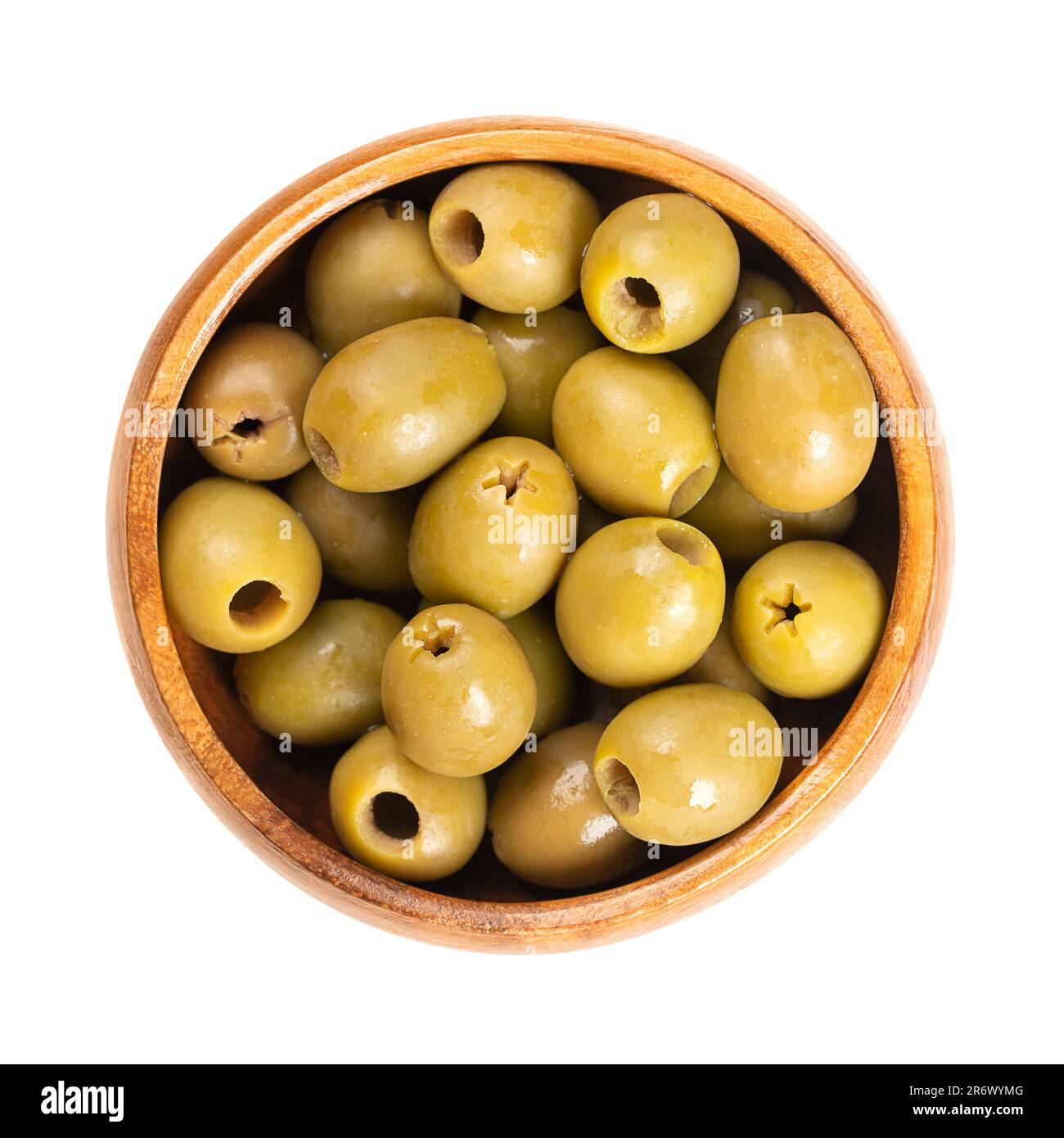 Entsteinte grüne Oliven, in einer Holzschüssel. Bio-Oliven aus Italien. Als halbreife Oliven geerntet, rotgrün gefärbt. Stockfoto