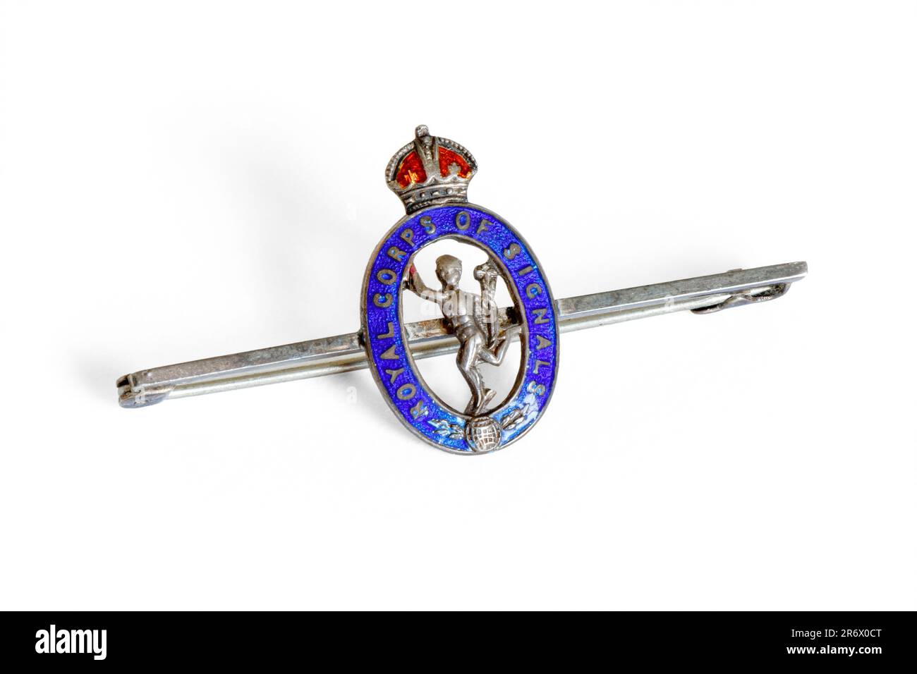 Der Krawattennadel aus Metall und Emaille ist auf weißem Hintergrund isoliert, Großbritannien Stockfoto