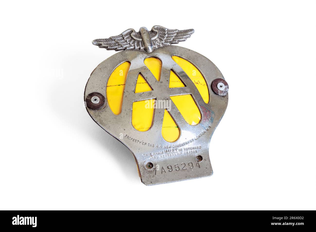 AA-Fahrzeuglogo (Automobile Association) aus altem Metall, isoliert auf weißem Hintergrund, UK Stockfoto