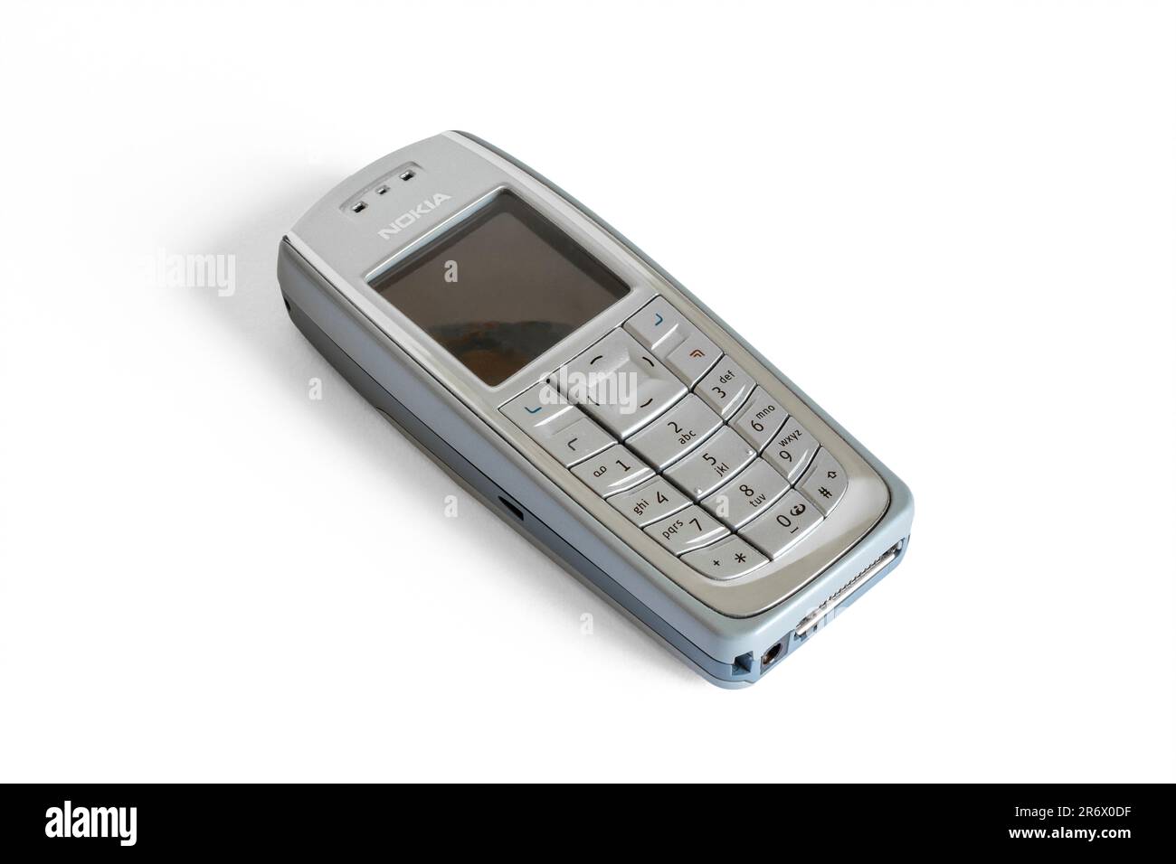 Mobiltelefon Nokia 3120 RH-19 von 2004, isoliert auf weißem Hintergrund, Großbritannien Stockfoto