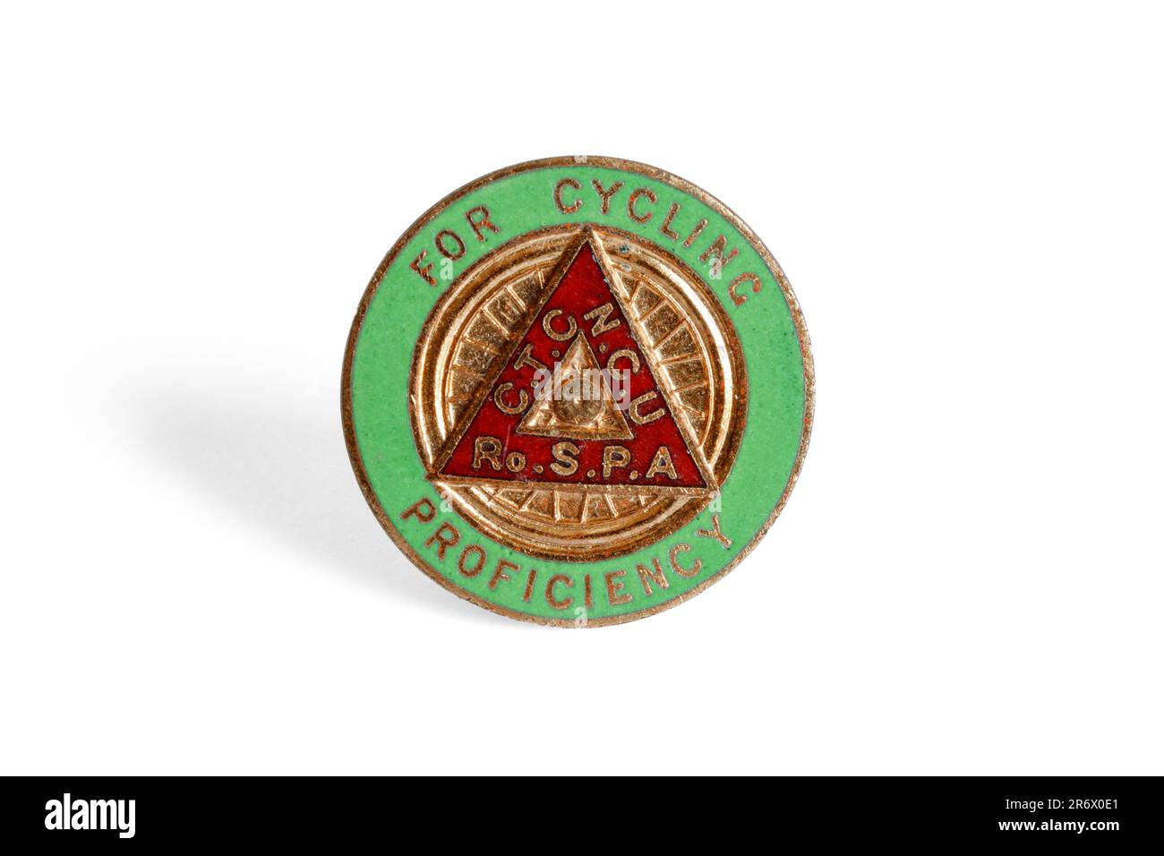 1958 Kennzeichen „Cycling Proficiency“ aus Metall und Emaille, isoliert auf weißem Hintergrund, UK Stockfoto