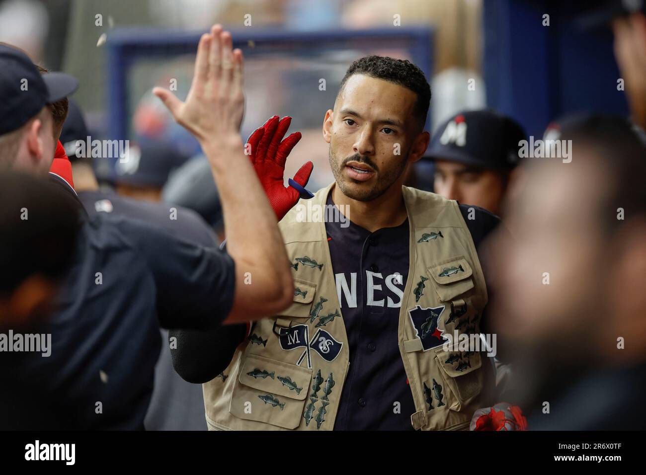 St. Petersburg, Florida, USA; der Shortstop der Minnesota Twins Carlos Correa (4) erreicht während eines MLB-Spiels gegen die Tam einen Homerun an der Spitze des vierten Inning Stockfoto