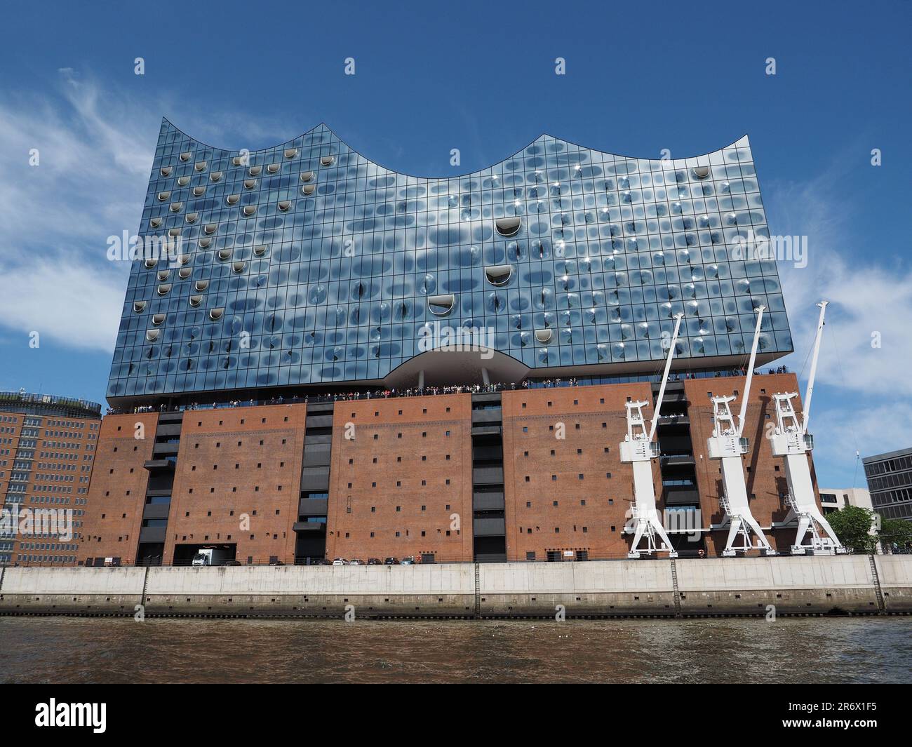 Elbphilharmonie-Konzerthalle in Hamburg, von der Elbe aus gesehen. Es wurde von den Architekten Herzog und de Meuron entworfen und 2017 eröffnet. Stockfoto