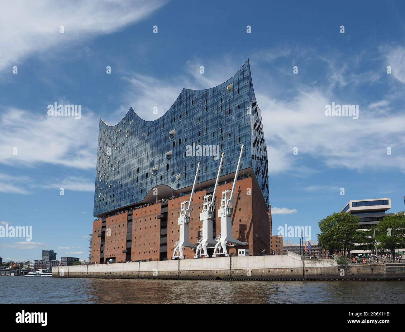 Elbphilharmonie-Konzerthalle in Hamburg, von der Elbe aus gesehen. Es wurde von den Architekten Herzog und de Meuron entworfen und 2017 eröffnet. Stockfoto