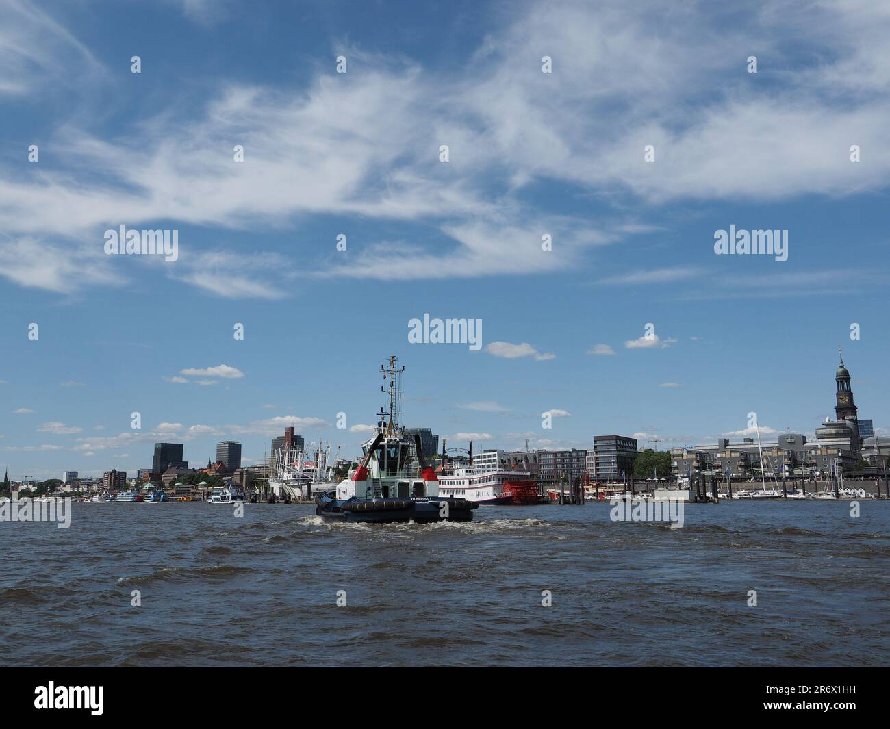 Die Skyline von Hamburg, Deutschland, vom Wasser der Elbe aus gesehen. Stockfoto