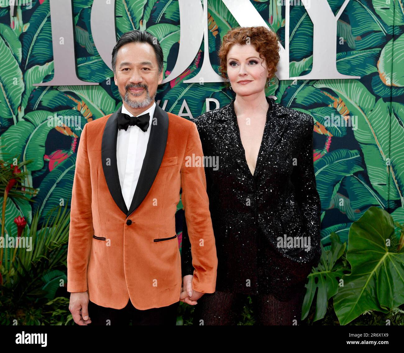 Lap Chi Chu, left, and Rebecca Wisocky arrives at the 76th annual Tony Awards on Sunday, June 11, 2023, at the United Palace theater in New York. (Photo by Evan Agostini/Invision/AP) Stockfoto