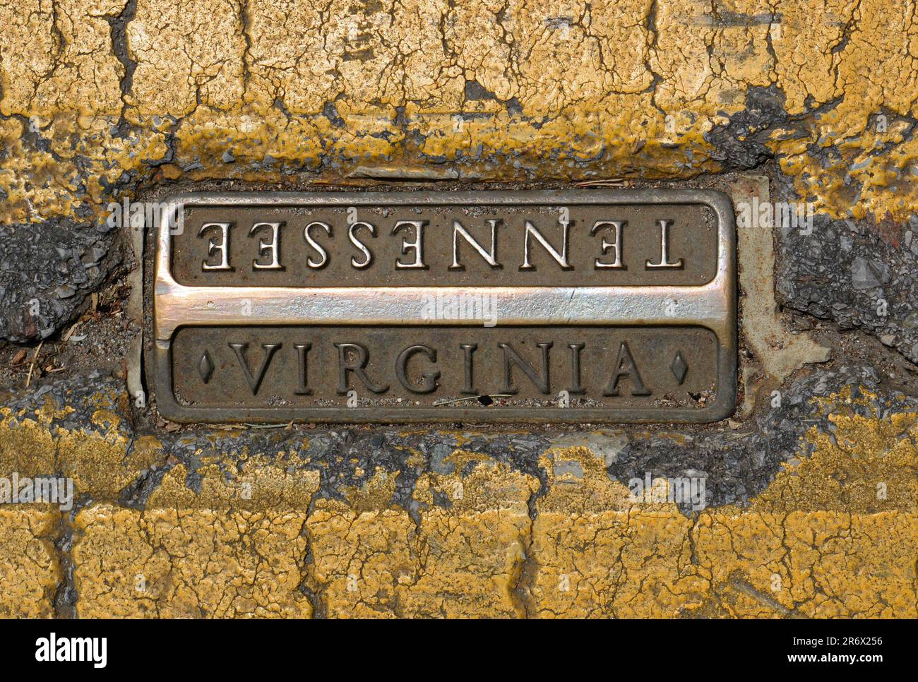 Eine Metallmarkierung, die in der Mitte der State Street in Bristol, Virginia, und Bristol, Tennessee, eingebettet ist und die Grenze zwischen Virginia und Tennessee anzeigt Stockfoto