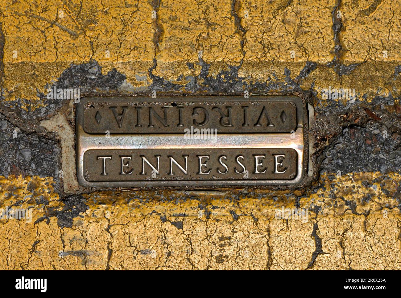 Eine Metallmarkierung, die in der Mitte der State Street in Bristol, Virginia, und Bristol, Tennessee, eingebettet ist und die Grenze zwischen Virginia und Tennessee anzeigt Stockfoto