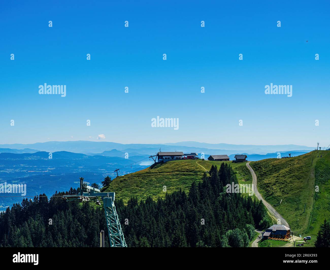 Panoramablick vom Dreilandereck Österreich, Slowenien, Italien, Kärnten, mit Skilift, Sessellift, Straßenbahngebäuden, blauer Himmel im Sommer Stockfoto